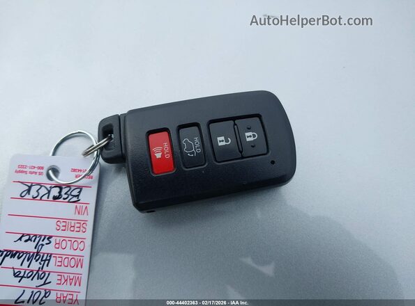 5TDJZRFH7HS449938 2017 TOYOTA LE Серебряный Вид панели приборов