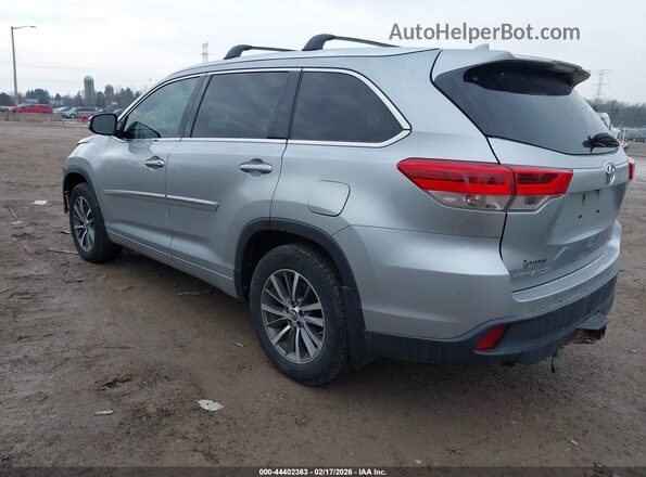 5TDJZRFH7HS449938 2017 TOYOTA LE Серебряный Задняя левая четверть