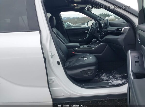 5TDKDRAH8PS022406 2023 TOYOTA HIGHLANDER Белый Вид салона спереди