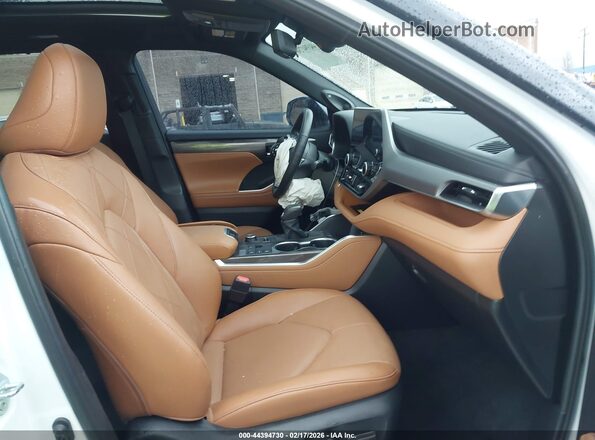 5TDKDRBH7PS516092 2023 TOYOTA HIGHLANDER Белый Вид салона спереди
