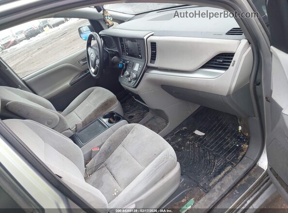 5TDKZ3DC3JS951361 2018 TOYOTA LE Silver Widok wnętrza z przodu