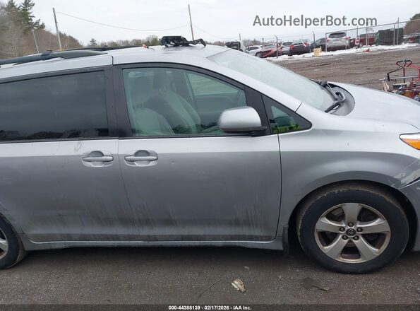 5TDKZ3DC3JS951361 2018 TOYOTA LE Silver Widok wnętrza z tyłu