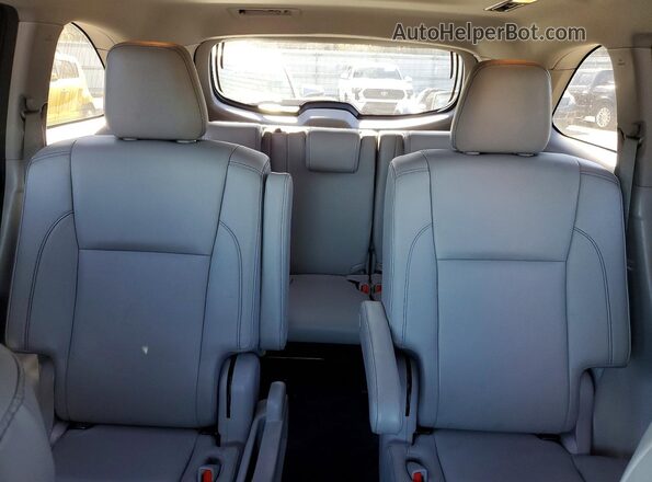 5TDKZRFH7JS260197 2018 TOYOTA HIGHLANDER Blue Rear seats view