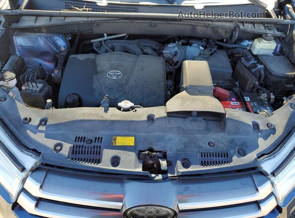 5TDKZRFH7JS260197 2018 TOYOTA HIGHLANDER Blue Engine compartment view