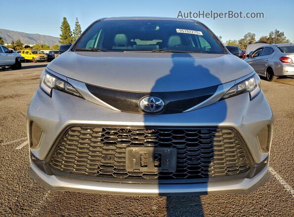 5TDXRKEC7MS043627 2021 TOYOTA SIENNA Silver Widok z przodu