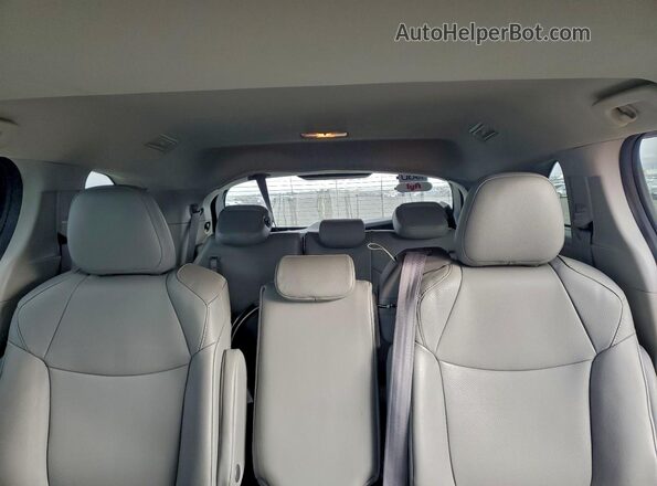 5TDYRKEC5NS125636 2022 TOYOTA SIENNA Red Vista de los asientos traseros
