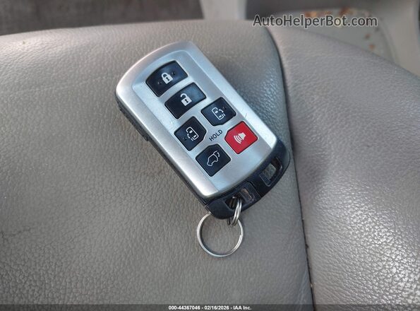 5TDYZ3DC3HS889836 2017 TOYOTA LE Champagne Вид панели приборов