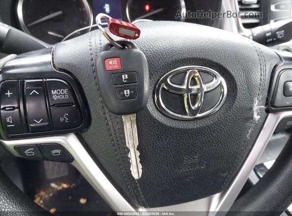 5TDZARFH6GS020122 2016 TOYOTA LE Черный Вид панели приборов