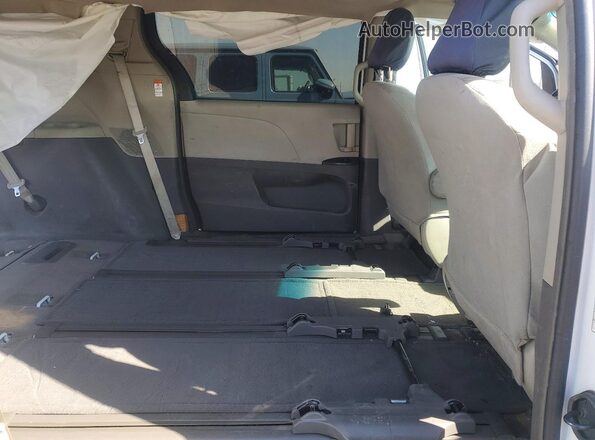 5TDZZ3DC2HS853897 2017 TOYOTA SIENNA Белый Вид задней части салона