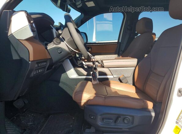 5TFMA5DB4TX339606 2026 TOYOTA TUNDRA Белый Вид салона спереди