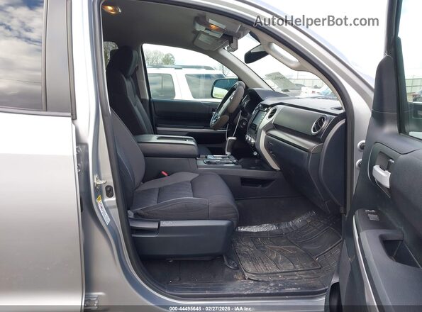 5TFRM5F19GX107655 2016 TOYOTA TUNDRA Серебряный Вид салона спереди