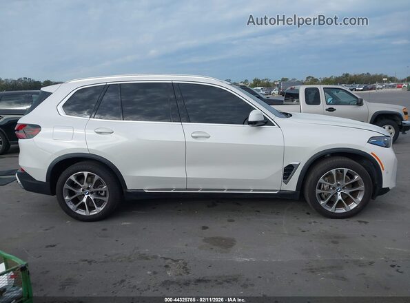 5UX13EU06R9V10220 2024 BMW X5 Белый Вид задней части салона