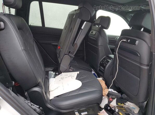5UX23EM01P9P81669 2023 BMW X7 White Vista interior trasera
