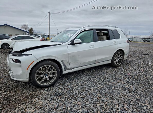 5UX23EM01R9T90024 2024 BMW X7 White Vista tres cuartos delantera izquierda