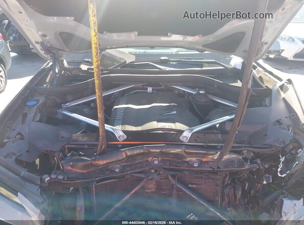 5UX23EM04R9U78193 2024 BMW X7 Gray Widok z tyłu