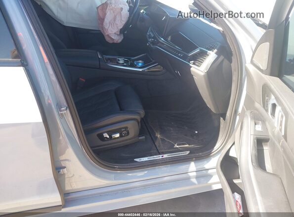 5UX23EM04R9U78193 2024 BMW X7 Gray Widok wnętrza z przodu