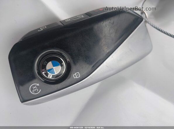 5UX23EM05R9T87756 2024 BMW X7 Red Widok deski rozdzielczej