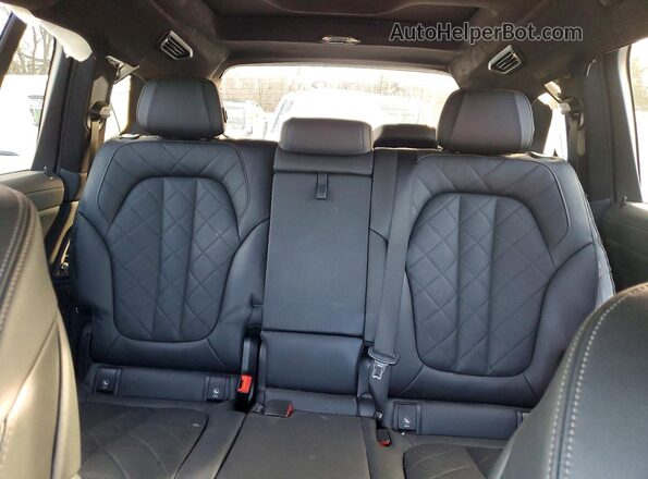 5UX23EM08P9P30735 2023 BMW X7 Silver Вид задніх сидінь