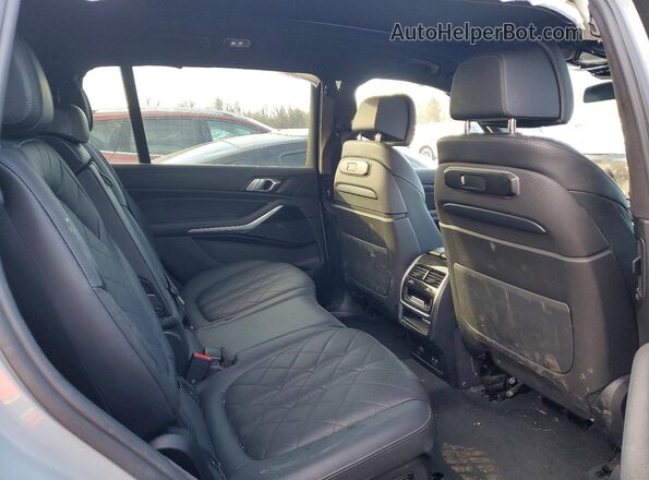 5UX23EM08P9P30735 2023 BMW X7 Silver Вид задньої частини салону