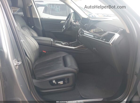 5UX23EM09T9052331 2026 BMW X7 Gray წინა სალონის ხედი