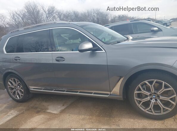 5UX23EM09T9052331 2026 BMW X7 Gray უკანა სალონის ხედი