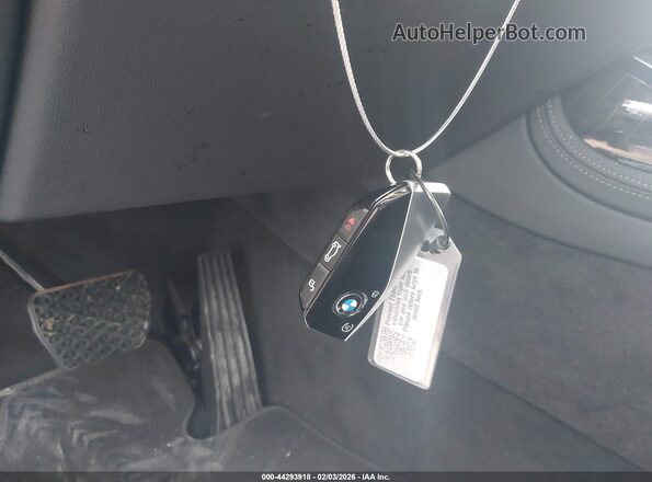 5UX23EM09T9052331 2026 BMW X7 Gray წინა პანელის ხედი