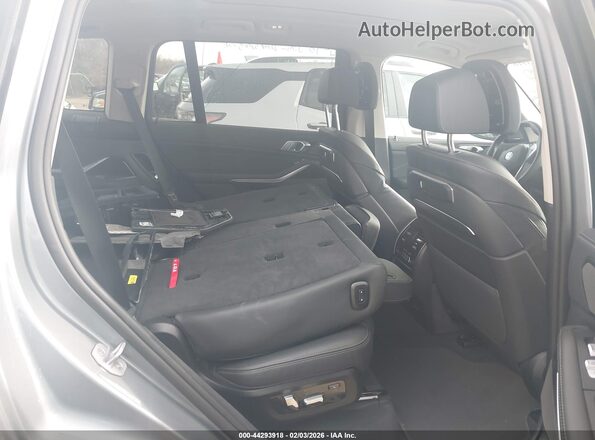 5UX23EM09T9052331 2026 BMW X7 Gray VIN კოდის სტიკერის ხედი