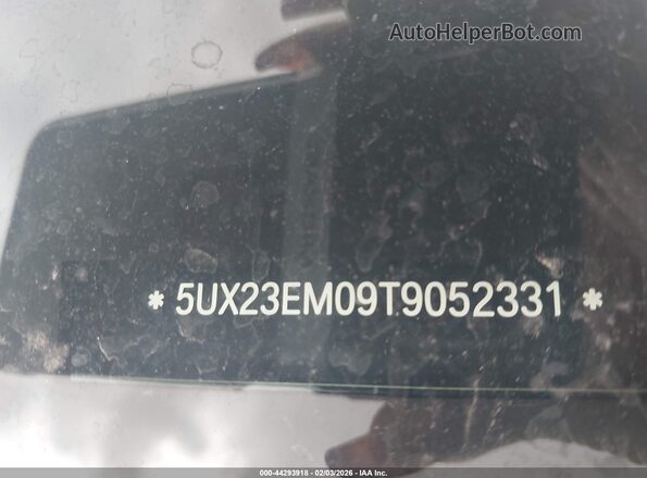 5UX23EM09T9052331 2026 BMW X7 Gray ძრავის განყოფილების ხედი