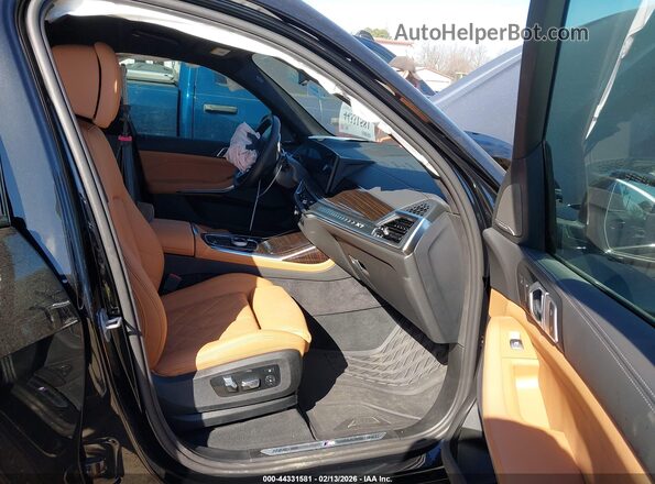5UX23EM0XT9024585 2026 BMW X7 Черный Вид салона спереди