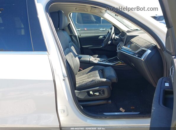 5UX23EM0XT9053505 2026 BMW X7 Белый Вид салона спереди