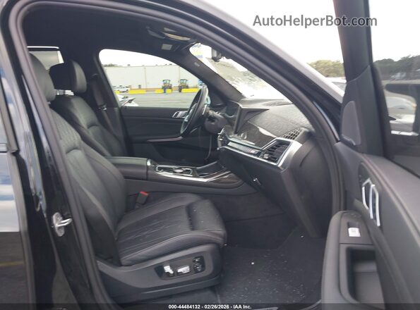 5UX33EM01S9Y10746 2025 BMW X7 Черный Вид салона спереди