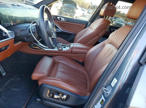 5UX33EM02P9R04545 2023 BMW X7 Charcoal Widok wnętrza z przodu