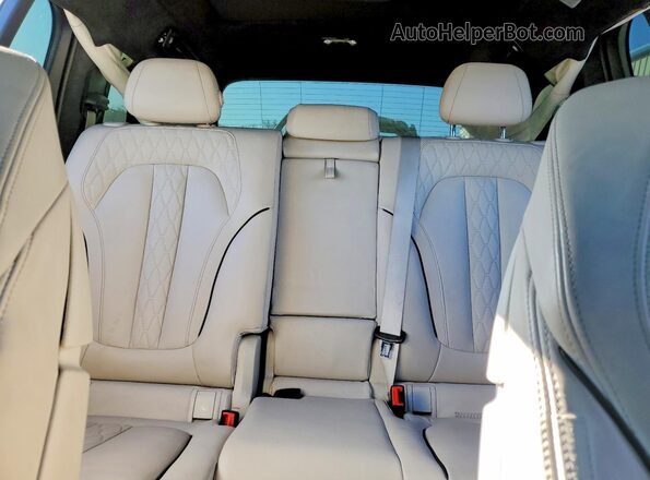 5UX33EM06P9M78231 2023 BMW X7 Silver Rear seats view