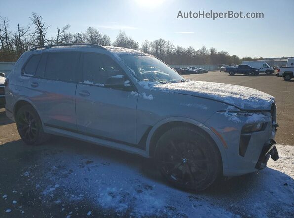 5UX33EM09P9P35687 2023 BMW X7 Gray Delantero derecho
