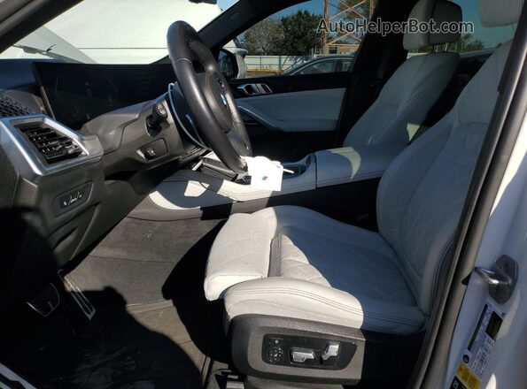 5UX33EX01R9S30550 2024 BMW X6 Белый Вид салона спереди