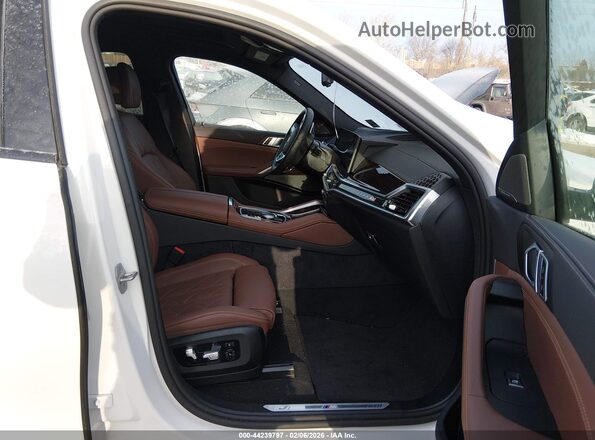 5UX33EX09T9161226 2026 BMW X6 Белый Вид салона спереди