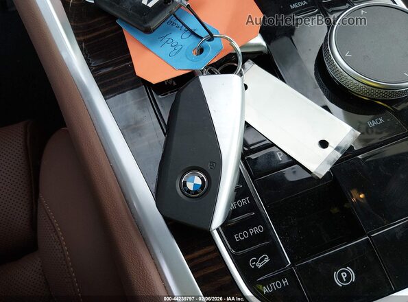 5UX33EX09T9161226 2026 BMW X6 Белый Вид панели приборов