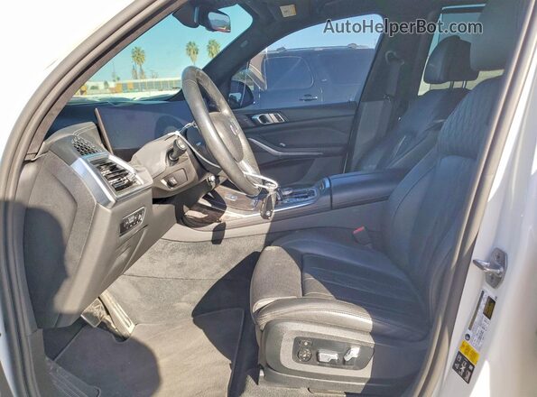 5UX43EM15P9S01552 2023 BMW X7 White Widok wnętrza z przodu