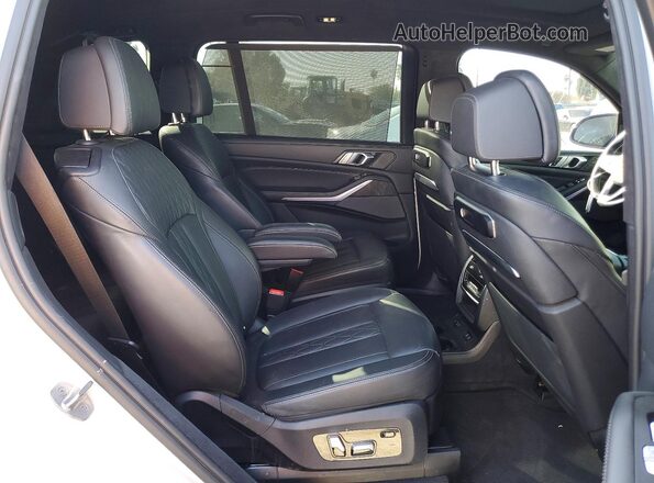 5UX43EM15P9S01552 2023 BMW X7 White Widok wnętrza z tyłu