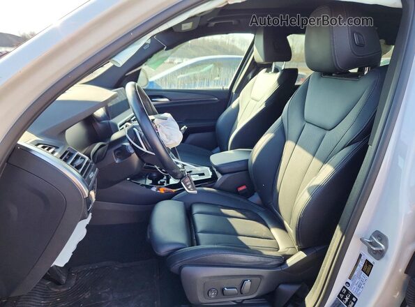 5UX53DP01R9V27899 2024 BMW X3 Белый Вид салона спереди