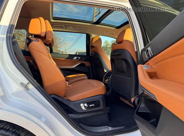 5UXCW2C01M9F03591 2021 BMW X7 White უკანა ხედი