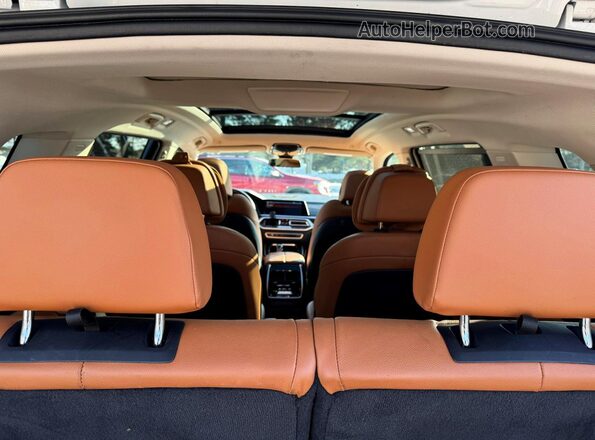 5UXCW2C01M9F03591 2021 BMW X7 White ხელსაწყოთა პანელის ხედი