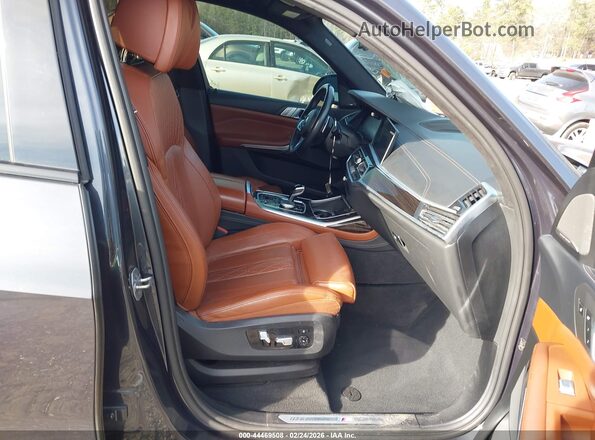 5UXCW2C5XKL082981 2019 BMW X7 Серый Вид салона спереди