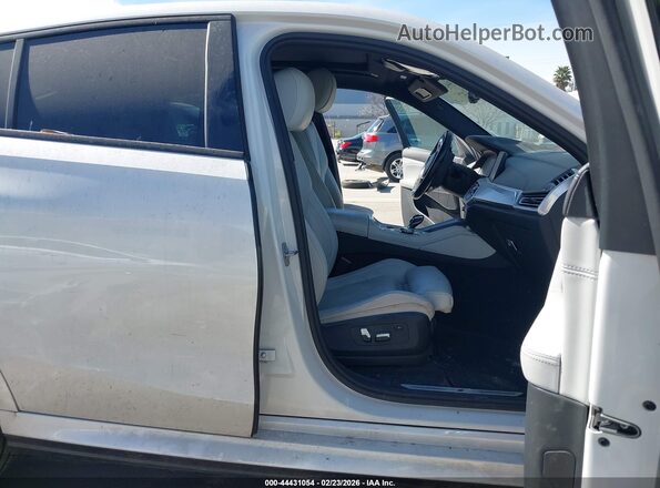 5UXCY6C06P9N62025 2023 BMW X6 White Вид салону спереду
