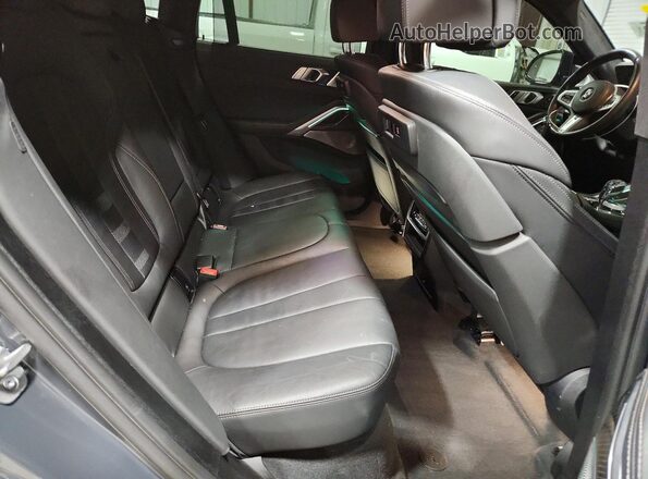 5UXCY8C07M9F67132 2021 BMW X6 Black Widok tylnych siedzeń