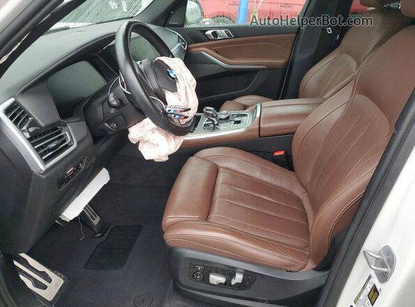 5UXJU4C09N9K65576 2022 BMW X5 Белый Вид салона спереди