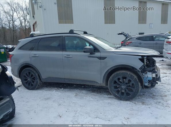 5XYRKDLF0NG080698 2022 KIA SORENTO Gray Vista interior trasera