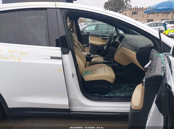 5YJXCBE2XGF008744 2016 TESLA MODEL X Белый Вид салона спереди