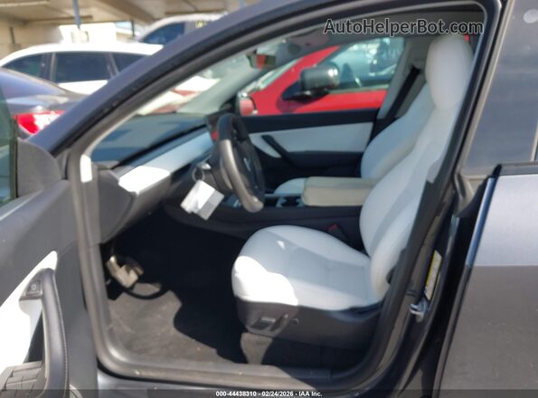 5YJYGDEE0MF258326 2021 TESLA MODEL Y Gray Вид салону спереду