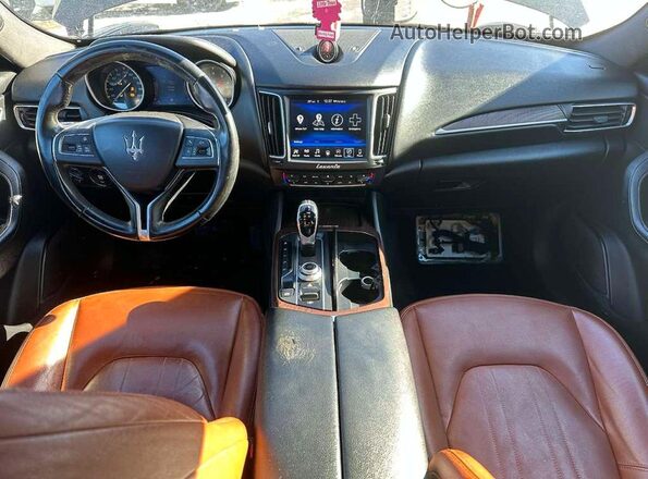 ZN661XUA2JX289537 2018 MASERATI LEVANTE Черный Вид салона спереди